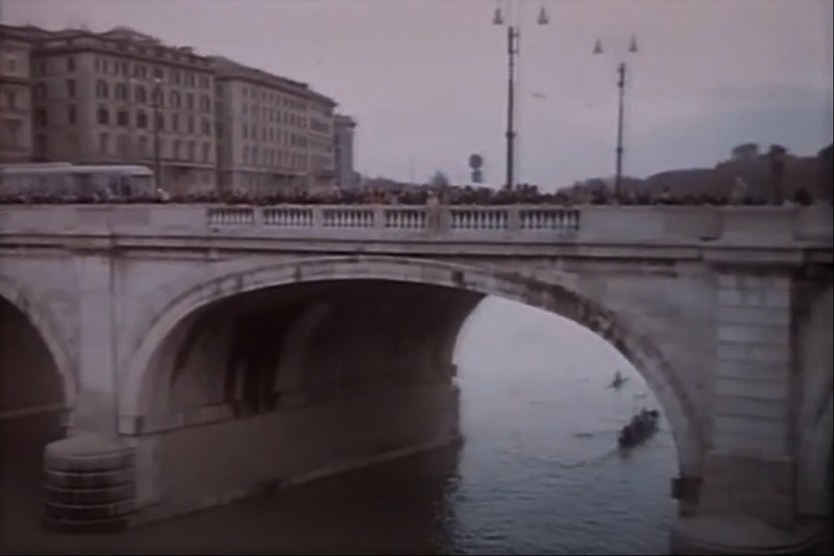 Straziami ma di baci saziami - Ponte Cavour