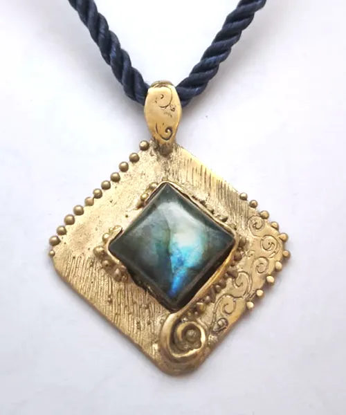 Ciondolo in bronzo con labradorite