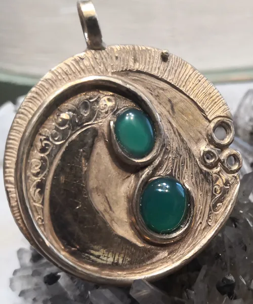Ciondolo in bronzo con agata verde