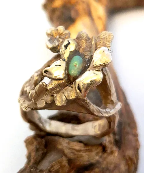 Anello in bronzo con opale