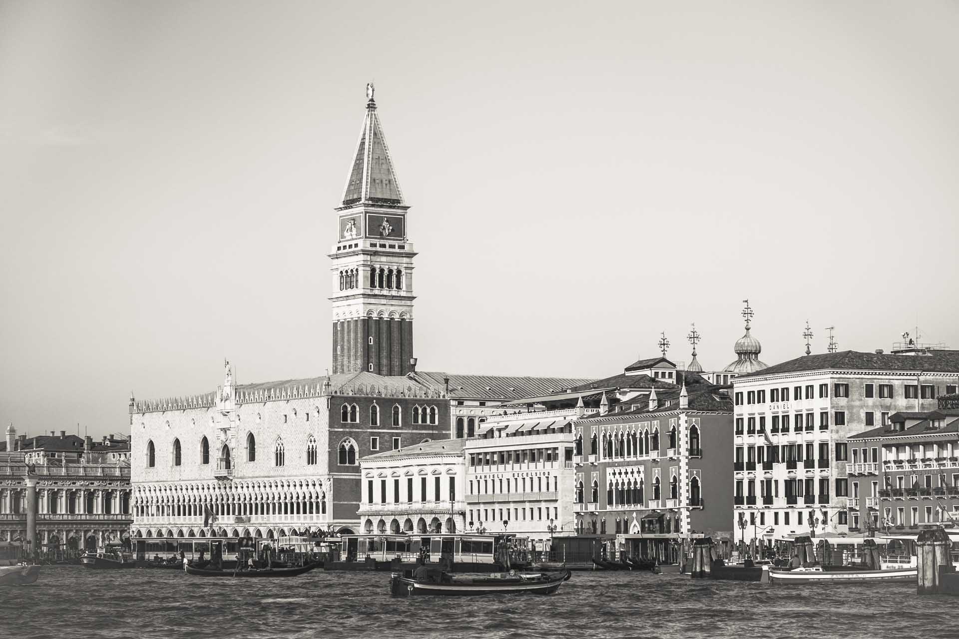 <span>Attenzione </span><span>Cura</span><span>Garanzia</span>