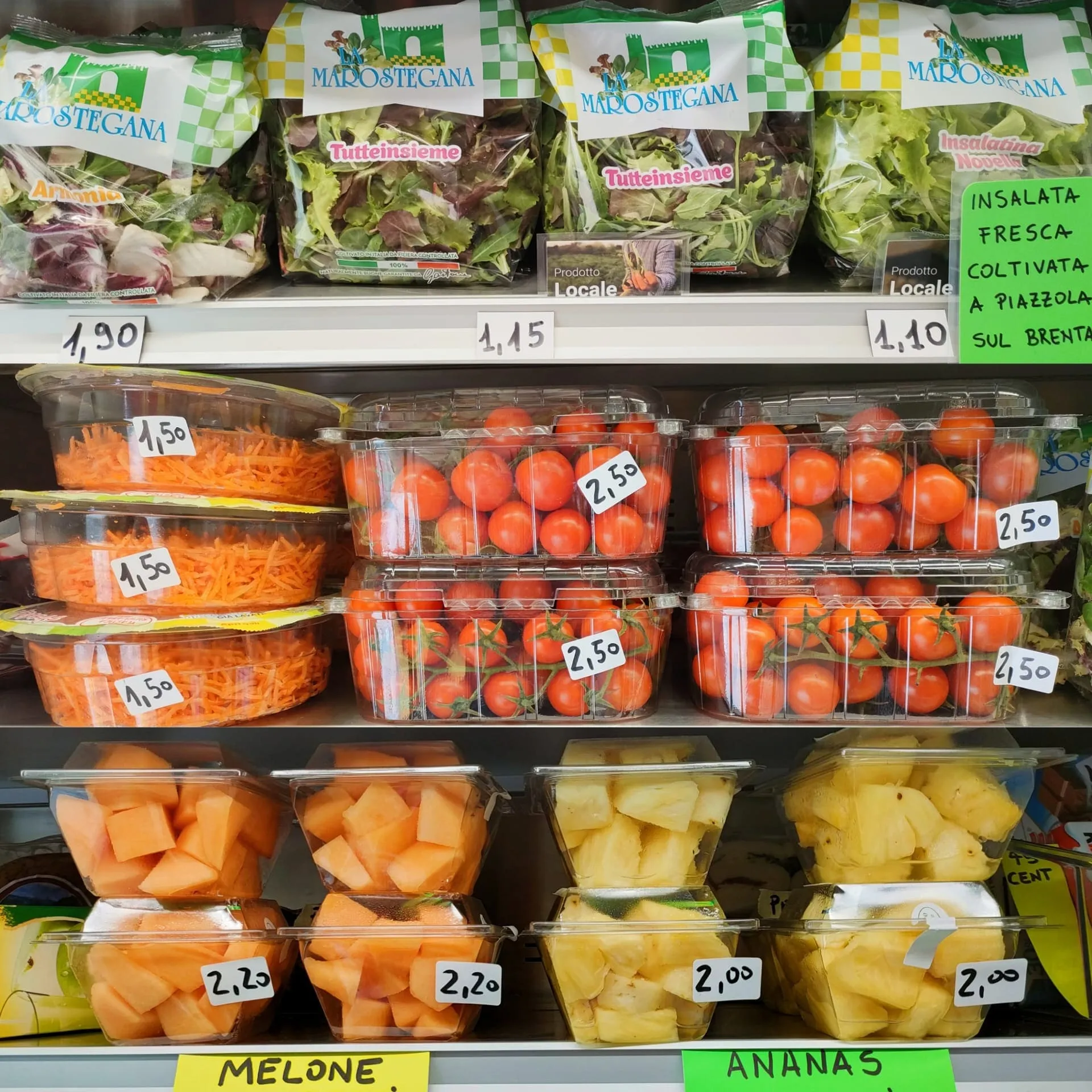 Nel frigo puoi trovare prodotti freschi come insalata, pomodori, carote e latte 