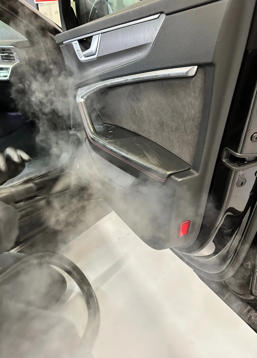 <i class="fa fa-search"></i>