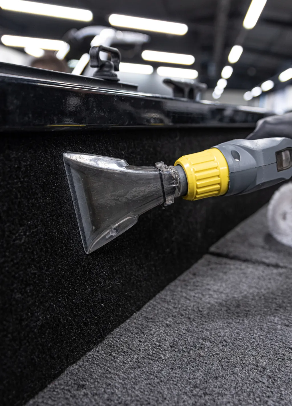 <i class="fa fa-search"></i>