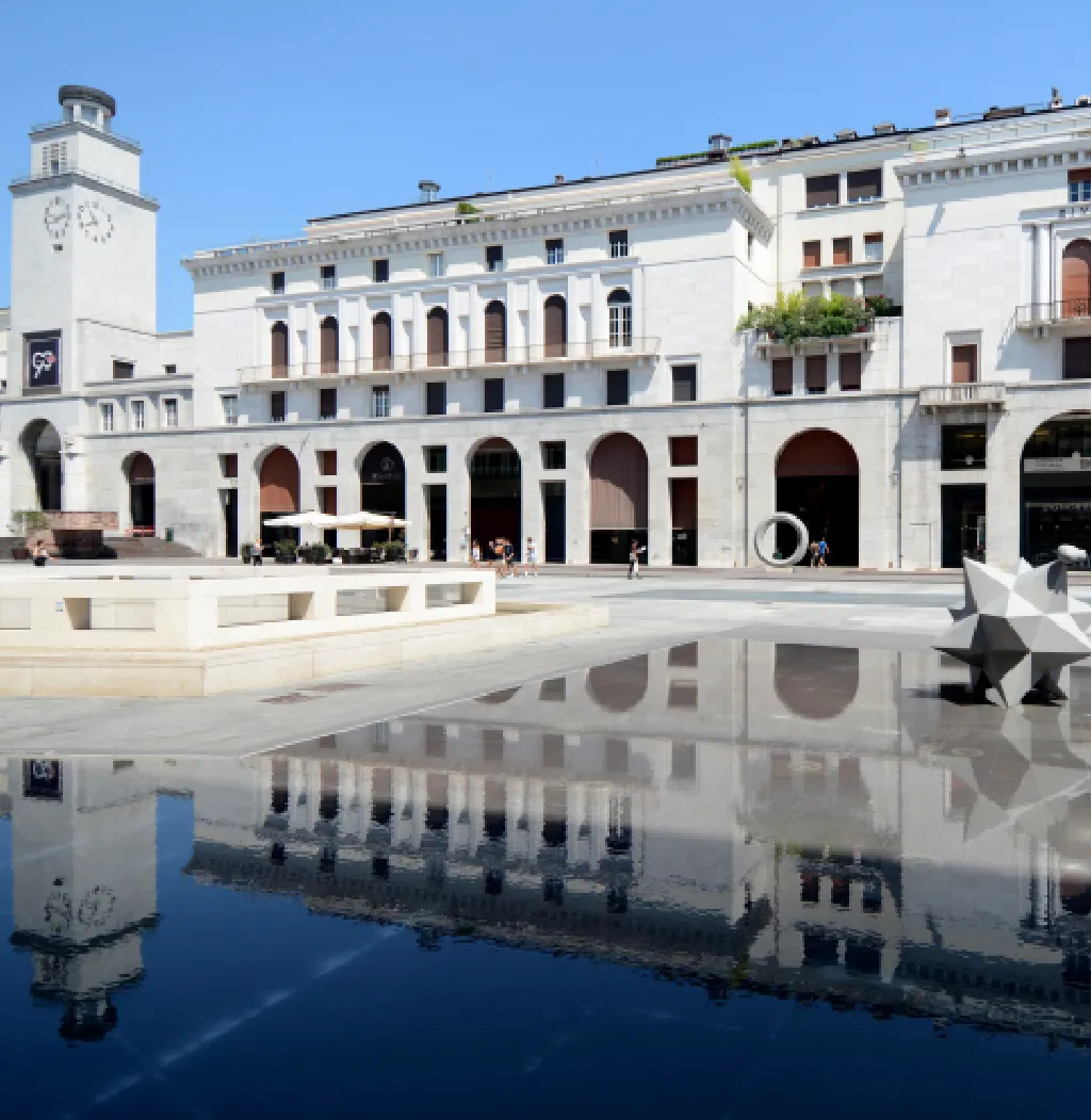 <i class="fa fa-search"></i>