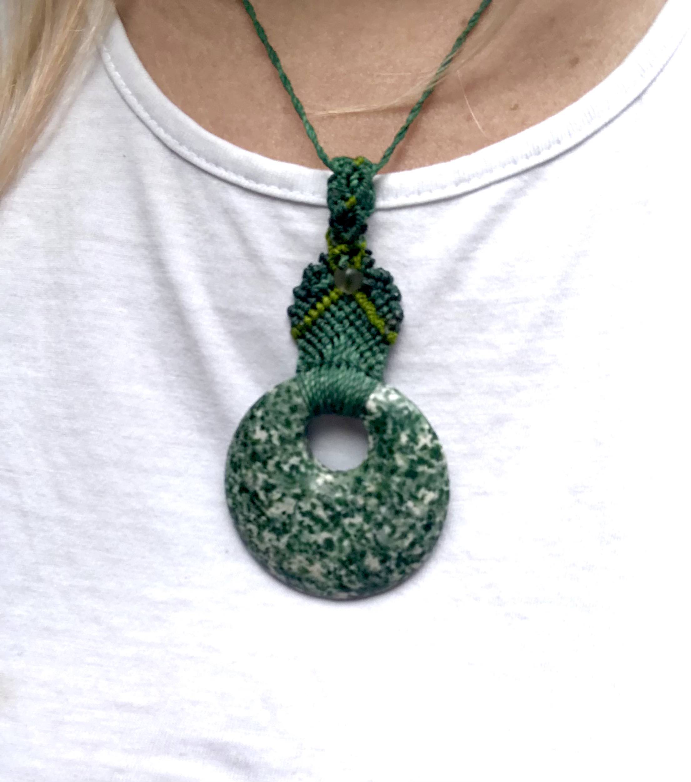 Ciondolo in Diaspro e Macrame'