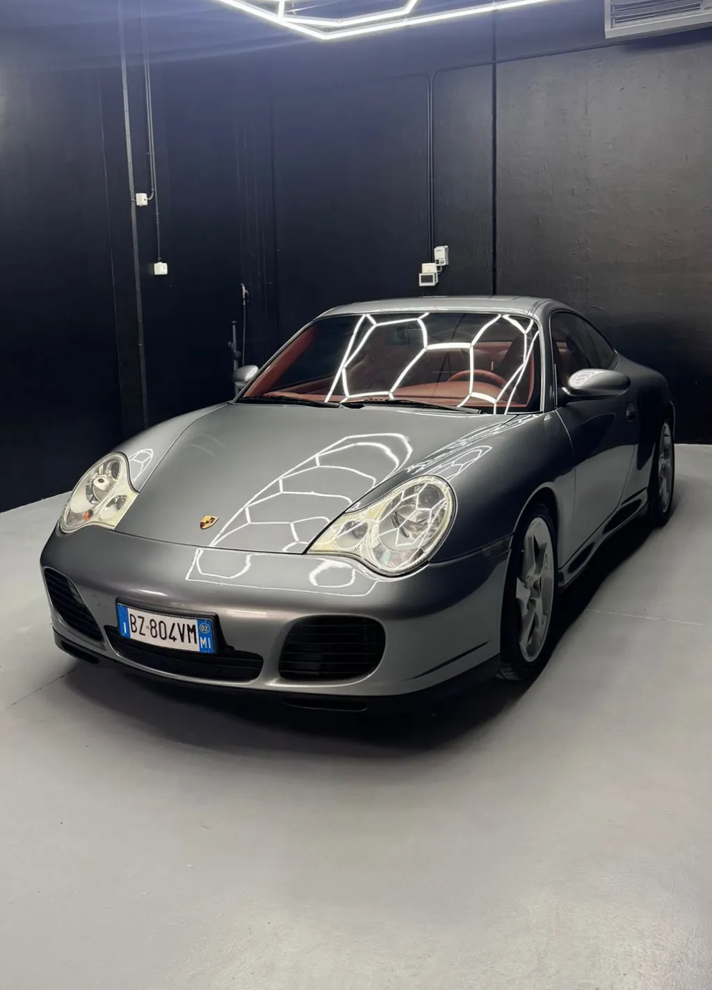 <i class="fa fa-search"></i>