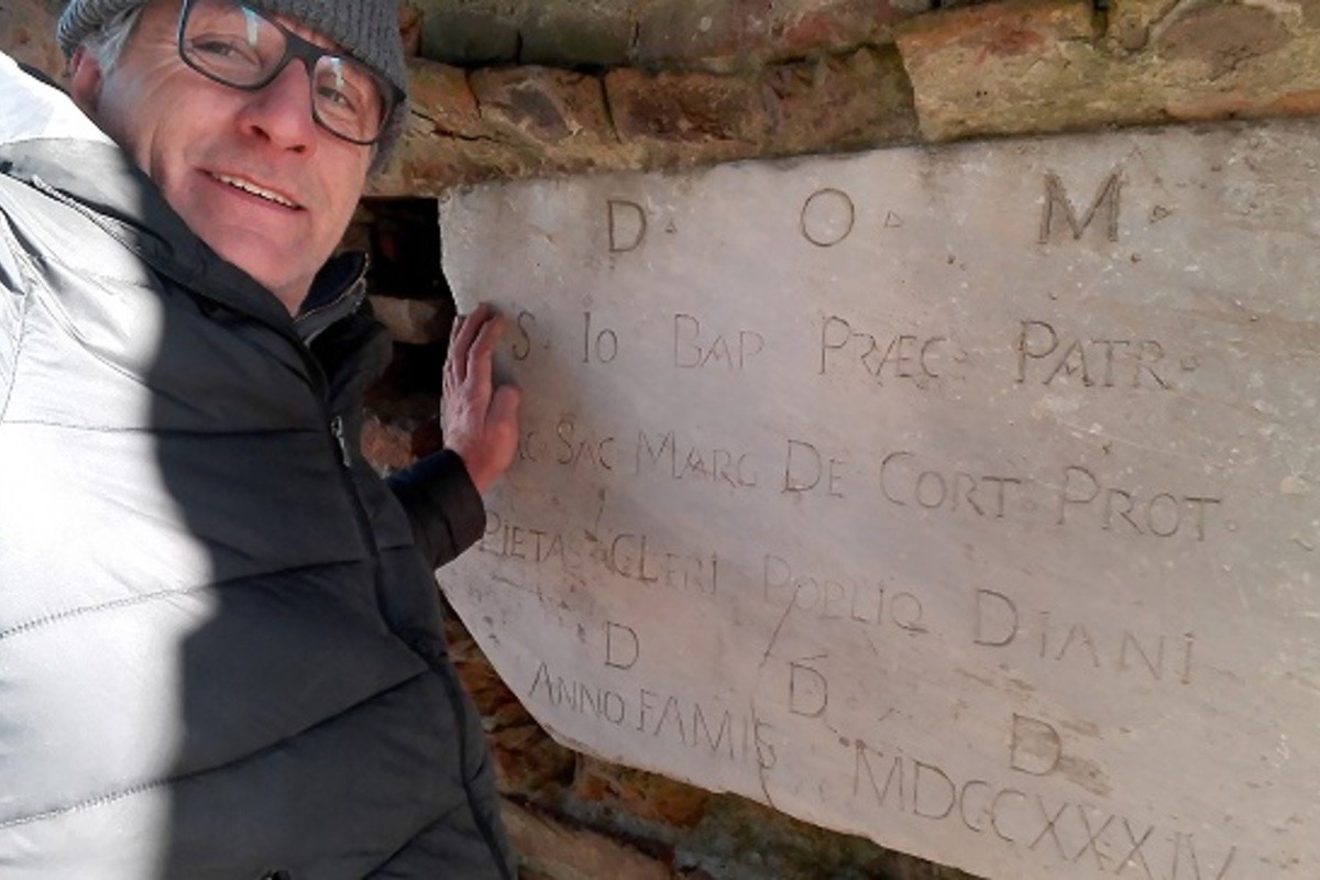 Il Campanile: una targa posta a metà del campanile ne ricorda la data di costruzione