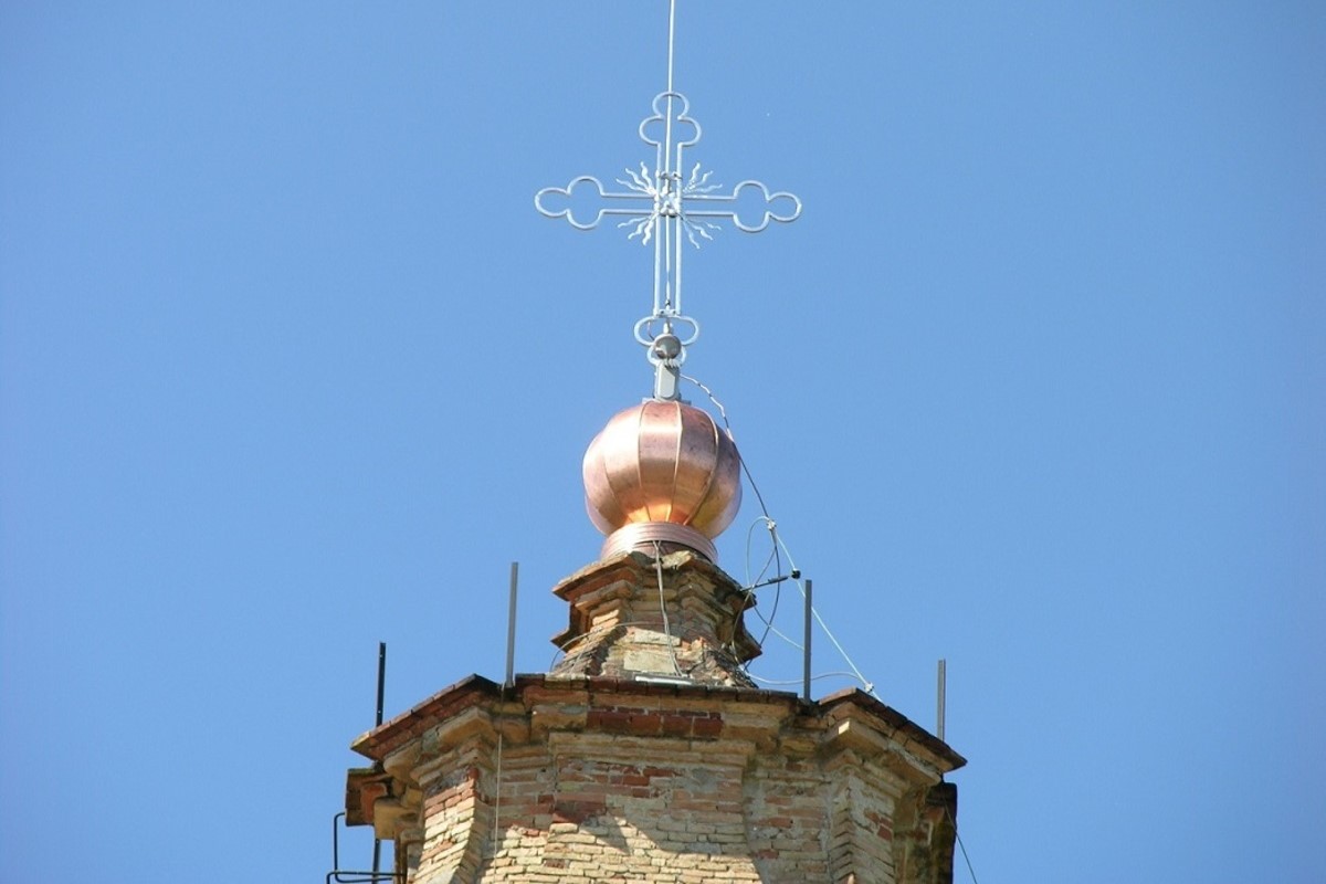 Il Campanile: la croce posta in punta su una sfera di rame ad un’altezza di 42 metri