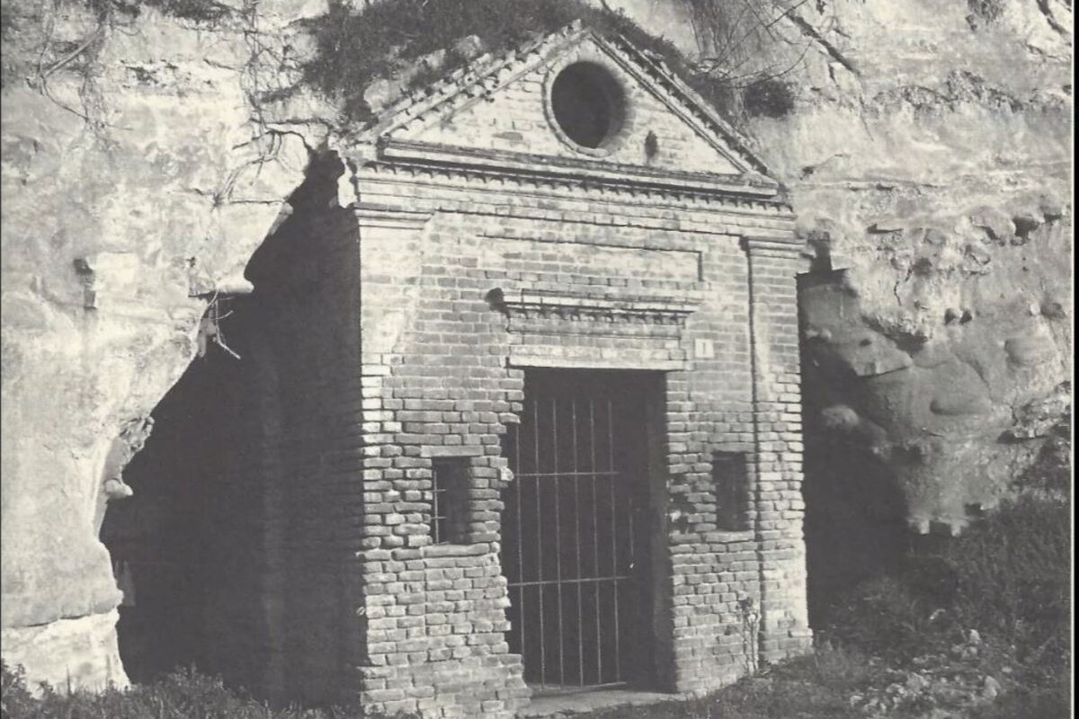 Tempio della Dea Diana ora Cappella di S. Lucia: durante i lavori di costruzione della nuova strada nel 1860 si ritrovò questa antica grotta scavata nell’arenaria