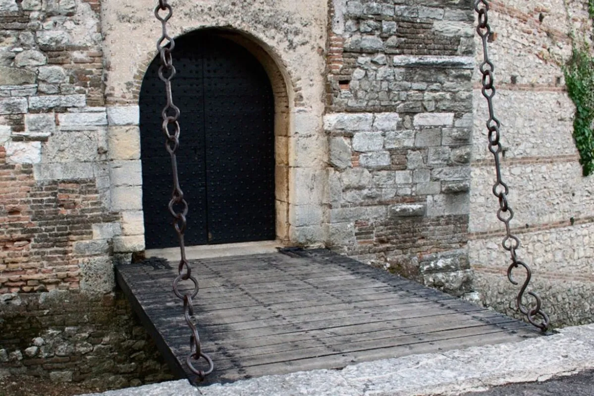 Ponte levatoio - Unione Agricola: un sistema di leve permetteva di azionare la struttura in legno per oltrepassare il canale d’acqua lungo la odierna via Umberto