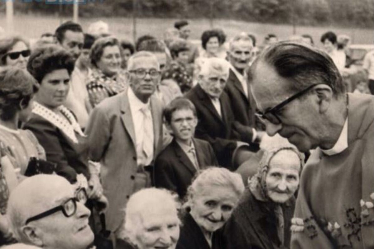 Don Mario Destefanis tra la gente