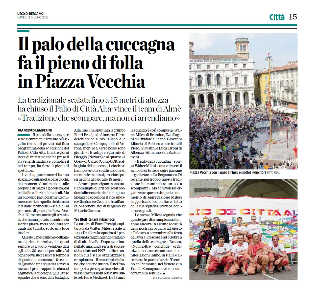 Il palo della cuccagna fa il pieno di folla in Piazza Vecchia