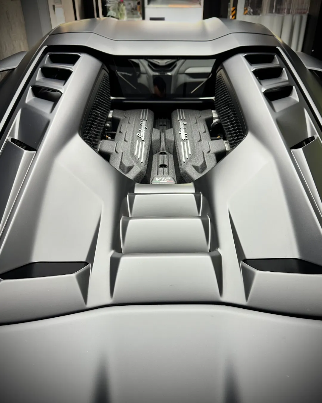 <i class="fa fa-search"></i>