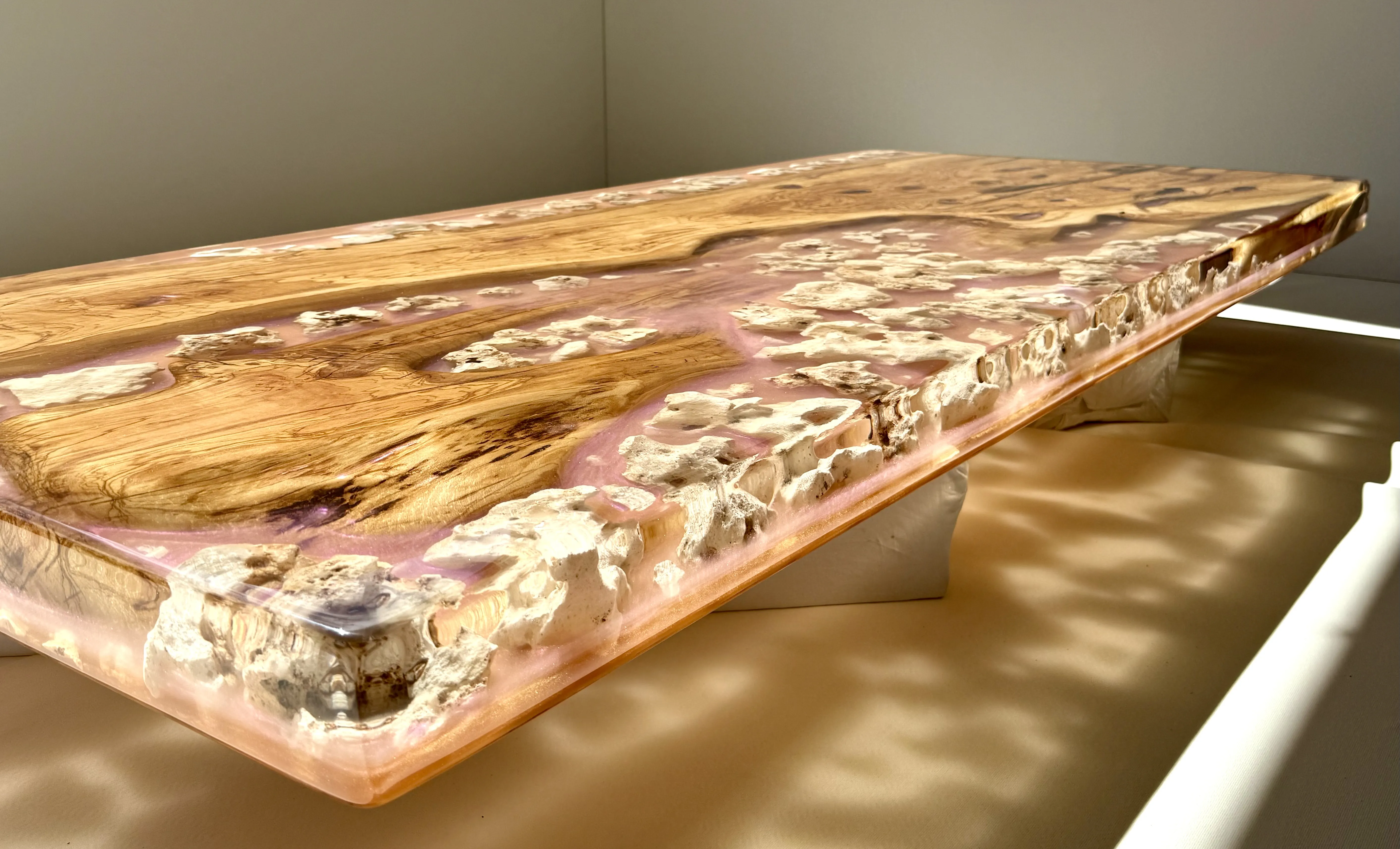 Tavoli in legno pregiato e resina