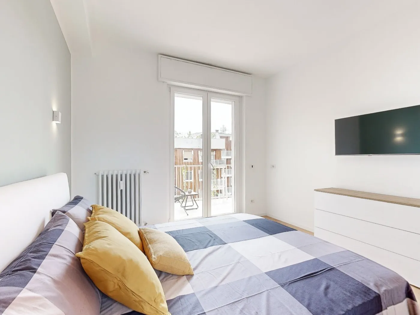 Bilocale open space con cucina grigio antracite e parquet rovere