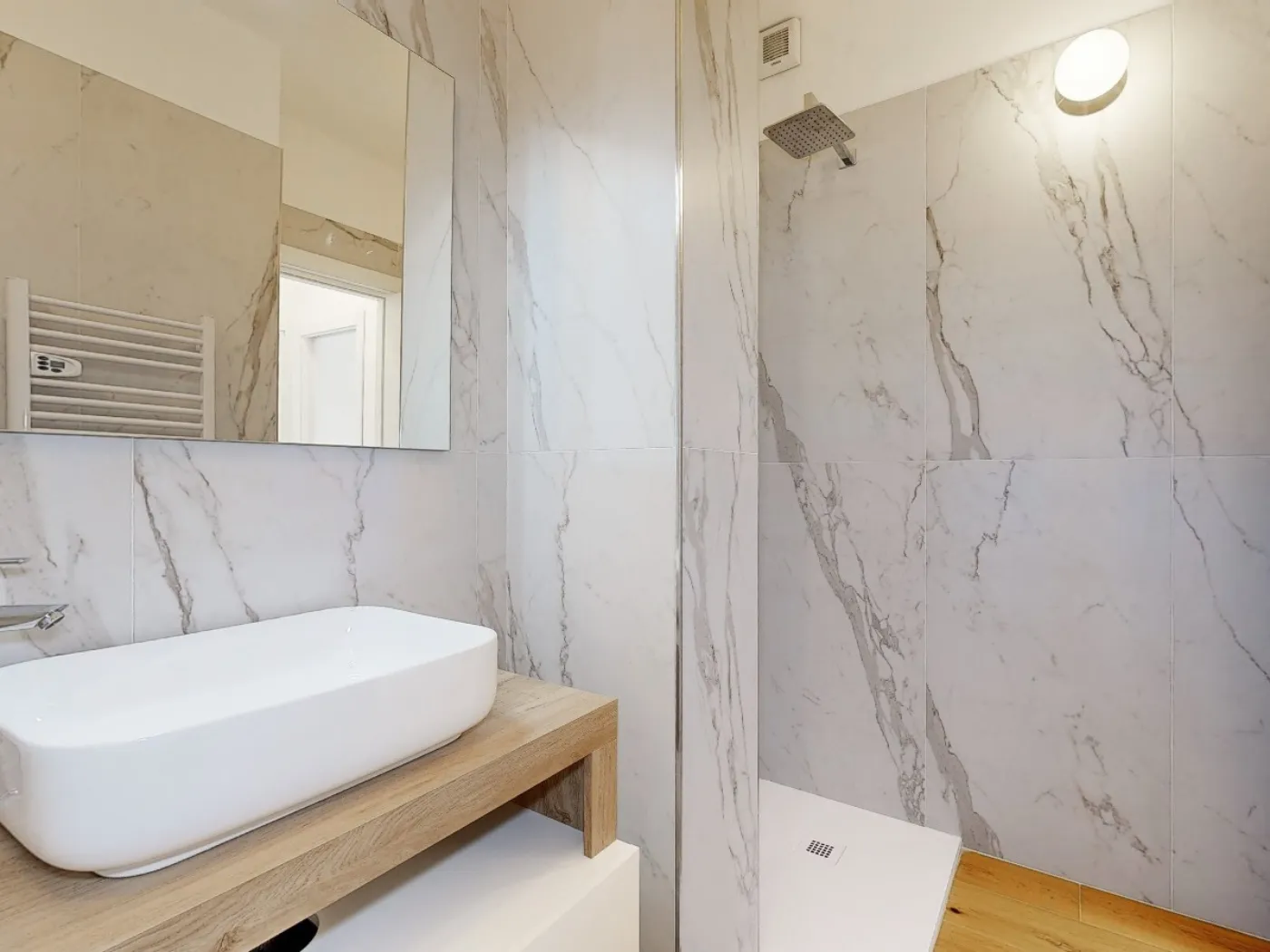 Bilocale open space con cucina grigio antracite e parquet rovere