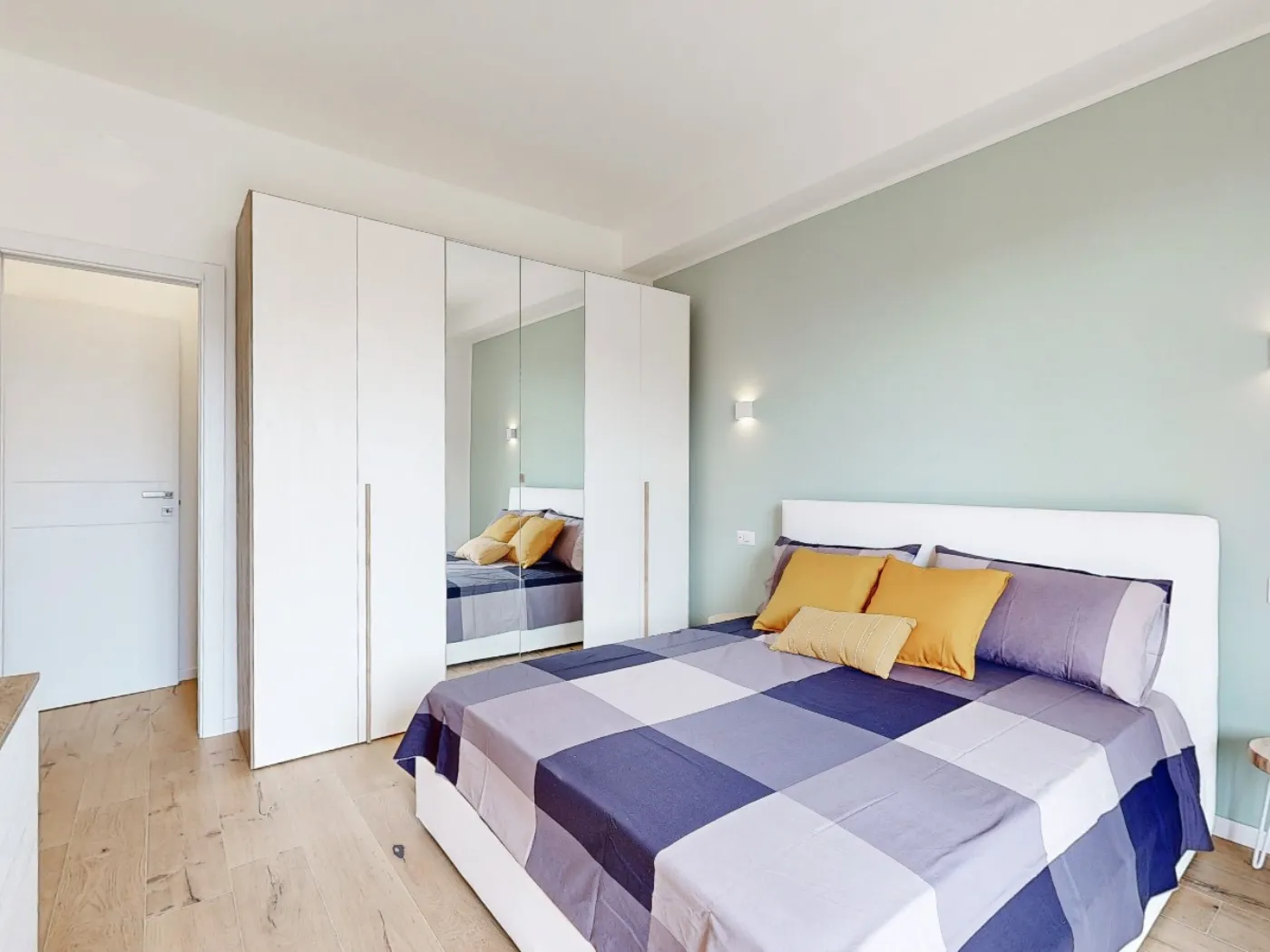 Bilocale open space con cucina grigio antracite e parquet rovere