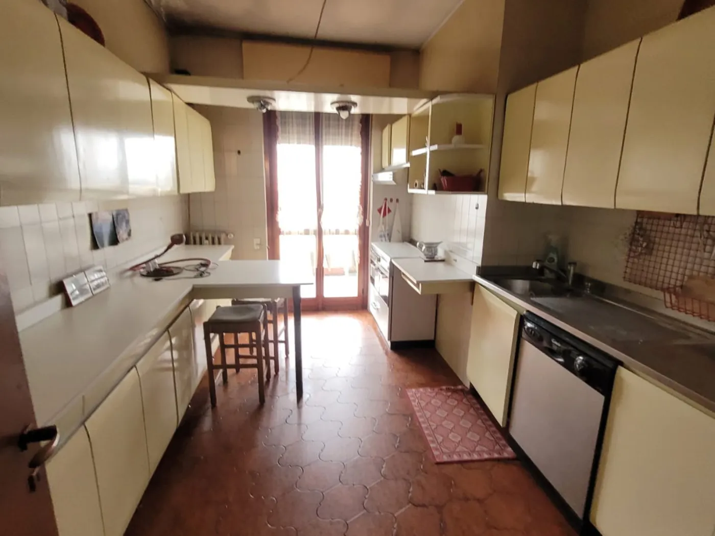 Bilocale open space con cucina grigio antracite e parquet rovere