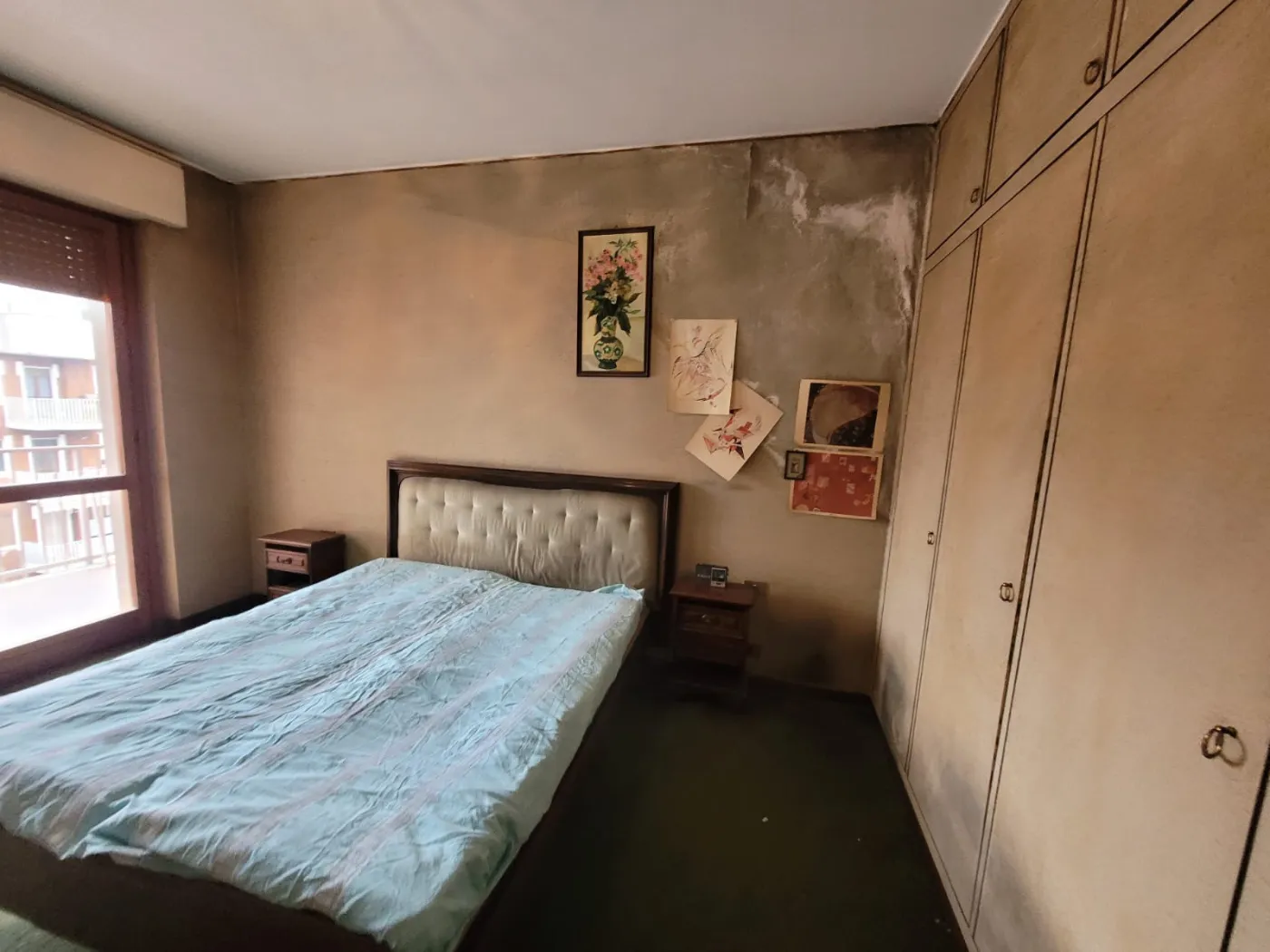 Bilocale open space con cucina grigio antracite e parquet rovere