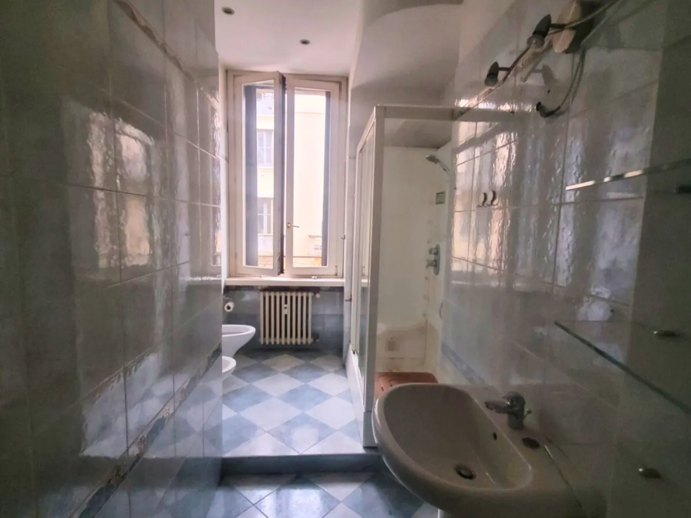 Bagno principale con doccia walk-in gres effetto marmochiaro