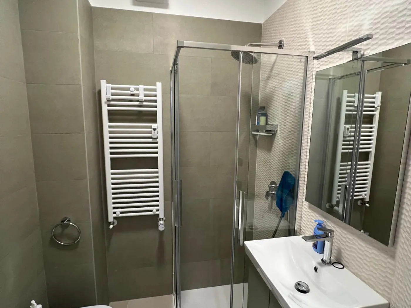 Bagno principale con doccia walk-in gres effetto marmochiaro