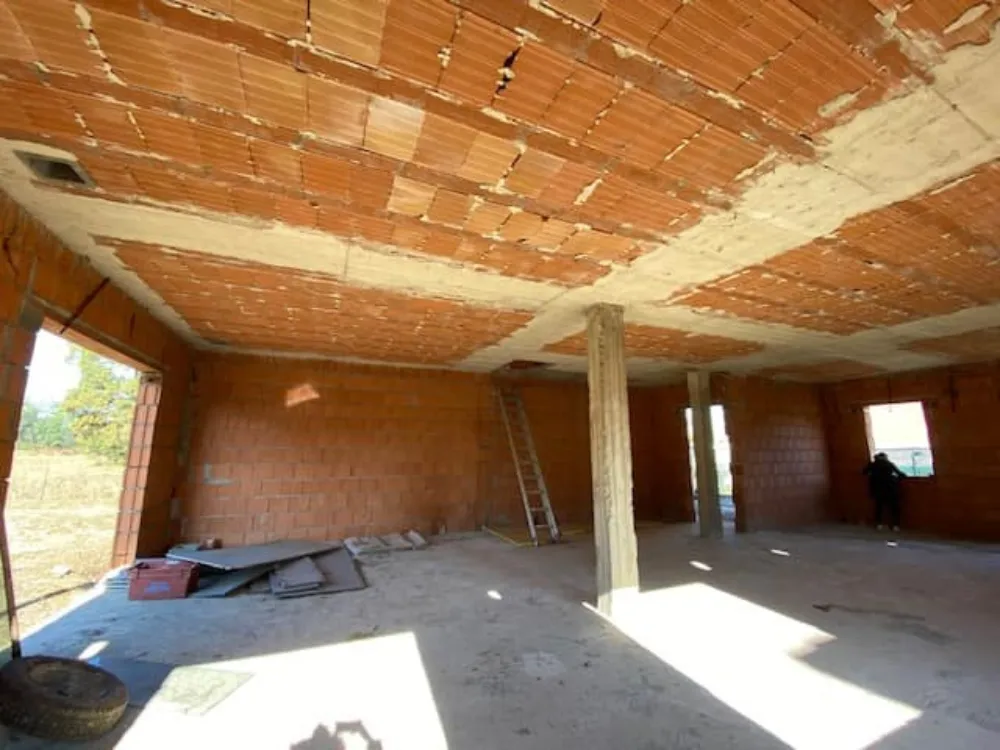 Trasformazione completa da struttura grezza a casa contemporanea Lodi