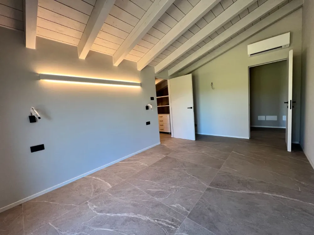 Trasformazione completa da struttura grezza a casa contemporanea Lodi