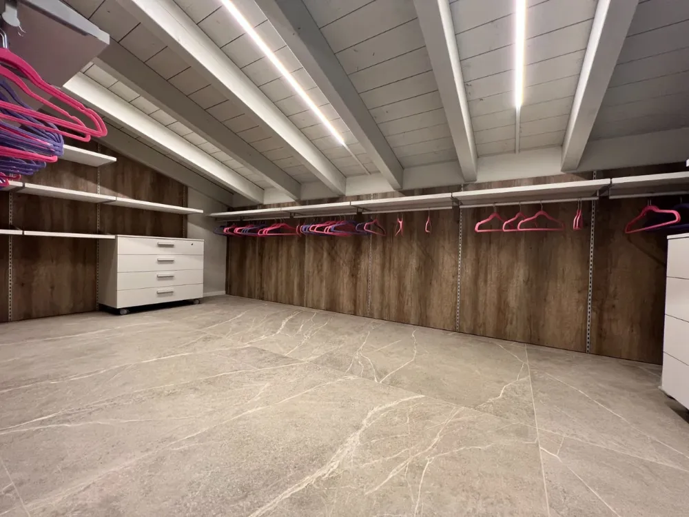 Trasformazione completa da struttura grezza a casa contemporanea Lodi