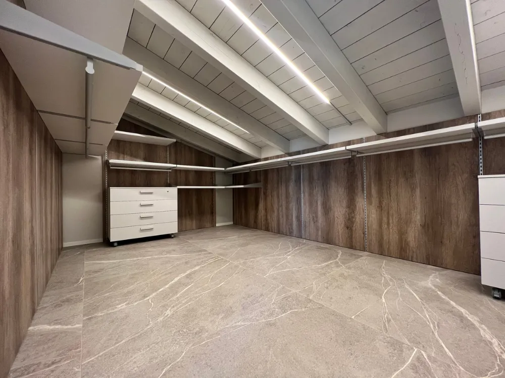 Trasformazione completa da struttura grezza a casa contemporanea Lodi