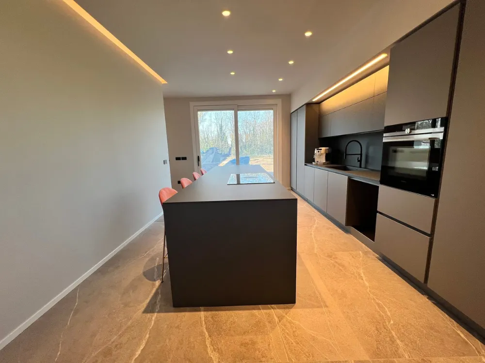 Trasformazione completa da struttura grezza a casa contemporanea Lodi