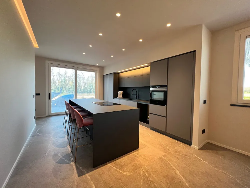 Trasformazione completa da struttura grezza a casa contemporanea Lodi