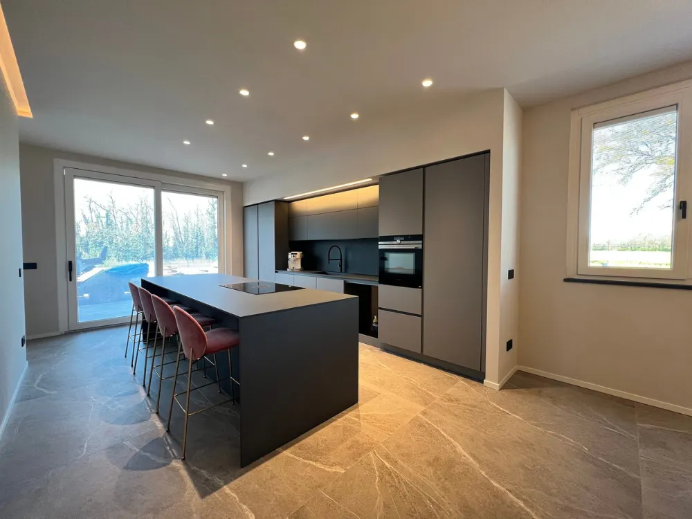 Trasformazione completa da struttura grezza a casa contemporanea Lodi