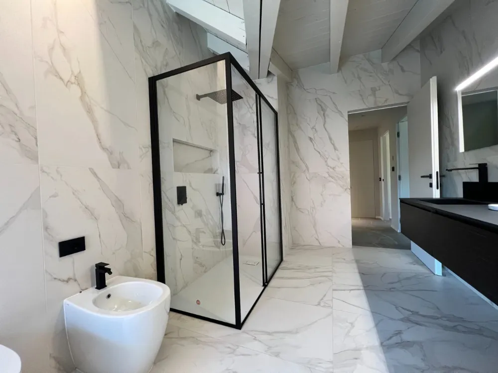 Trasformazione completa da struttura grezza a casa contemporanea Lodi