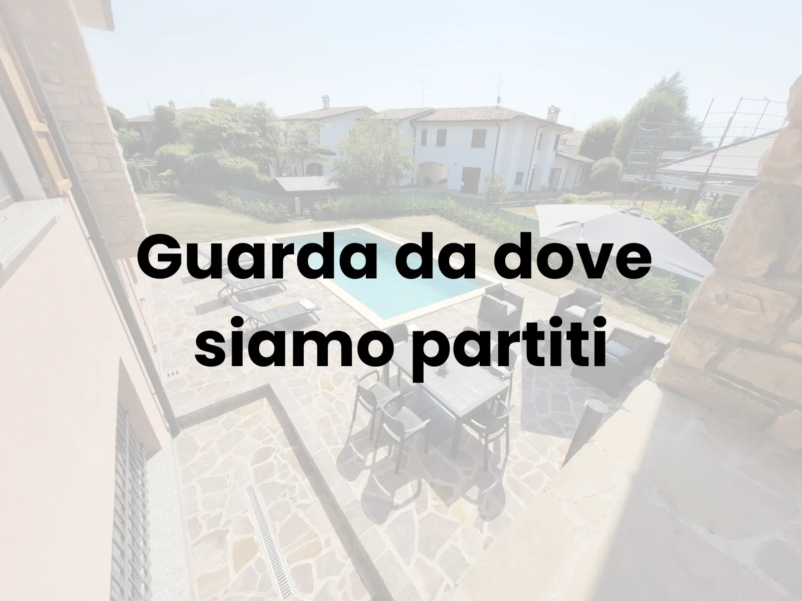 Piscina luxury villa con zona solarium e pavimentazioni design a Cremona