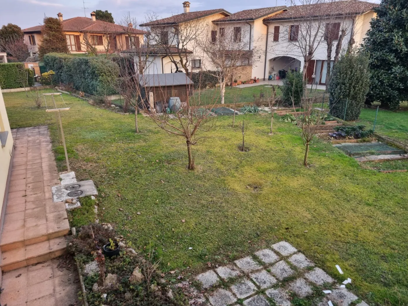 Piscina luxury villa con zona solarium e pavimentazioni design a Cremona