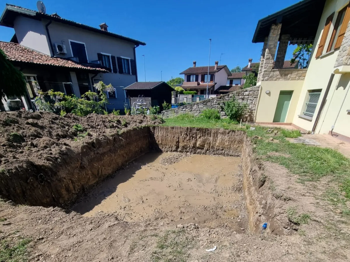 Piscina luxury villa con zona solarium e pavimentazioni design a Cremona