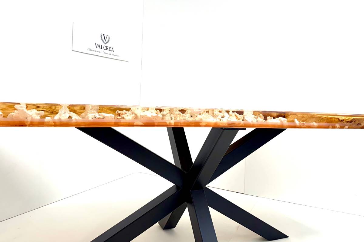 Tavolo con ulivo Salentino, design "effetto fiume" 