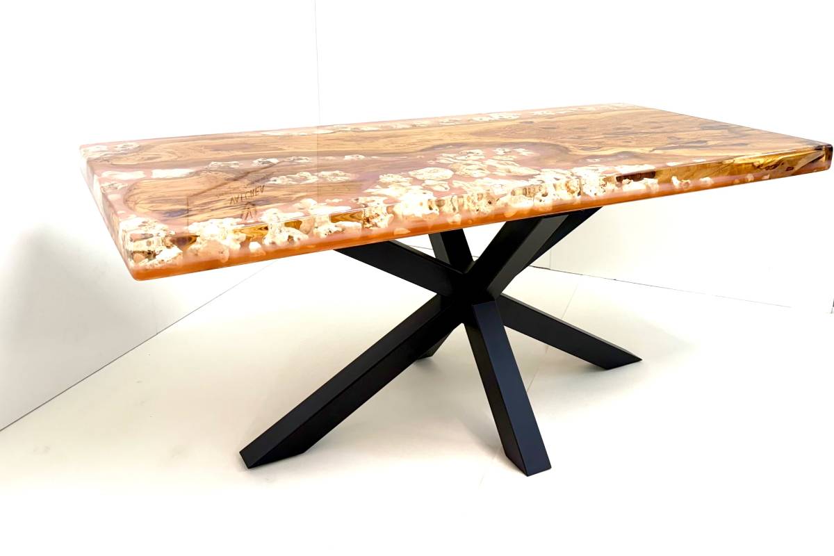 Tavolo con ulivo Salentino, design "effetto fiume" 