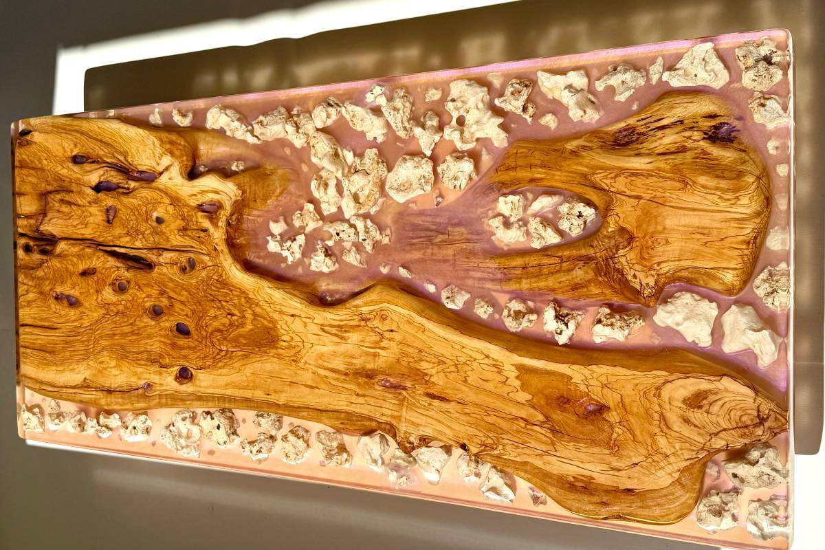 Tavolo con ulivo Salentino, design "effetto fiume" 