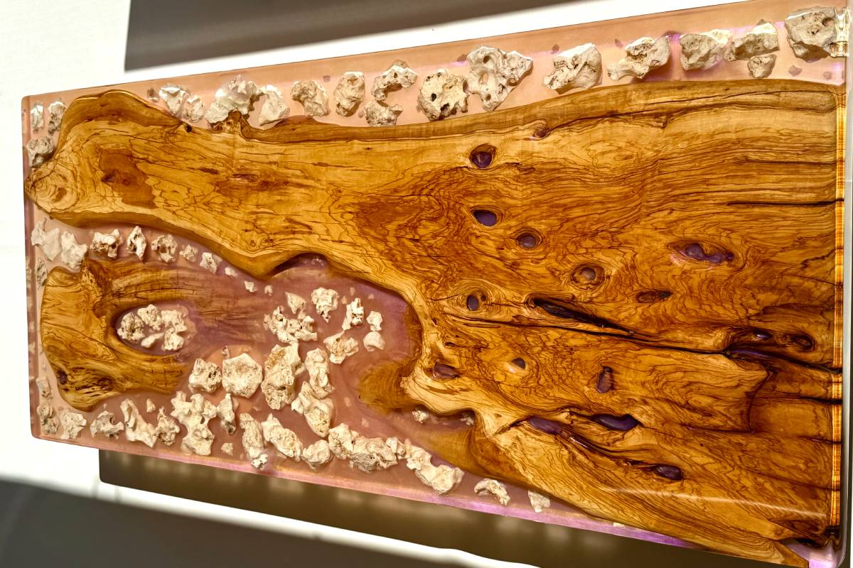 Tavolo con ulivo Salentino, design "effetto fiume" 