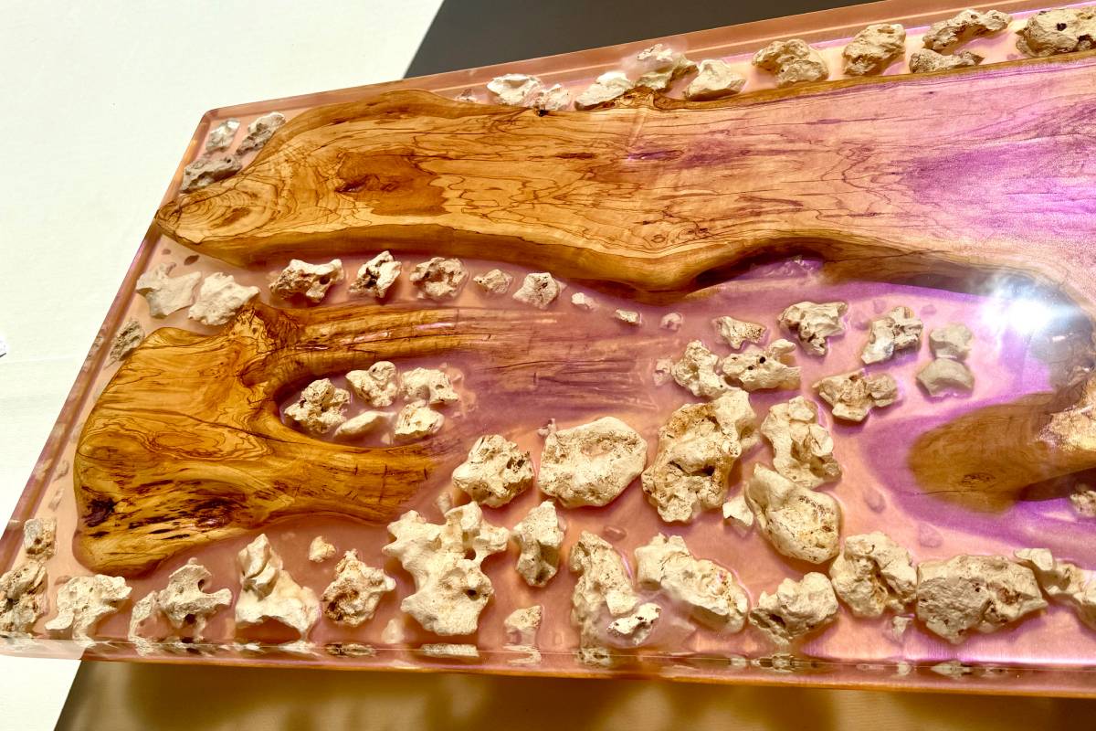 Tavolo con ulivo Salentino, design "effetto fiume" 