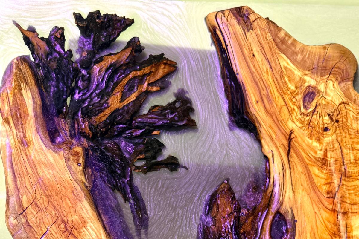 Tavolo con ulivo Salentino, design "effetto fiume"