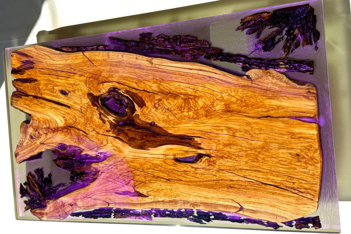 Tavolo con ulivo Salentino, design "effetto fiume"