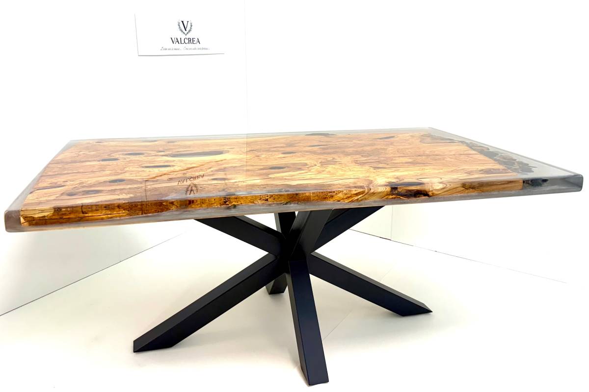Tavolo con design effetto fiume