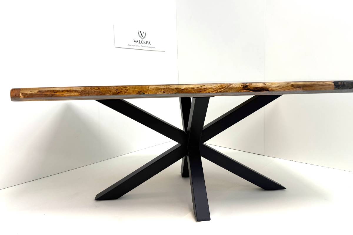 Tavolo con design effetto fiume