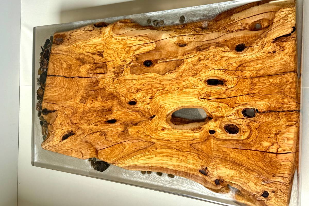 Tavolo con design effetto fiume