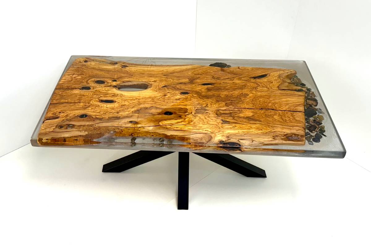 Tavolo con design effetto fiume