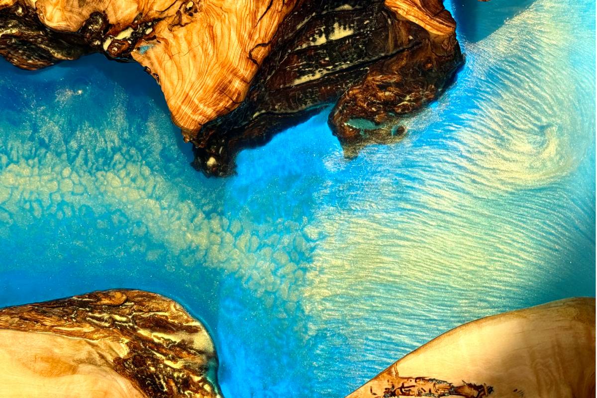 Tavolo con ulivo Salentino, design "effetto fiume"