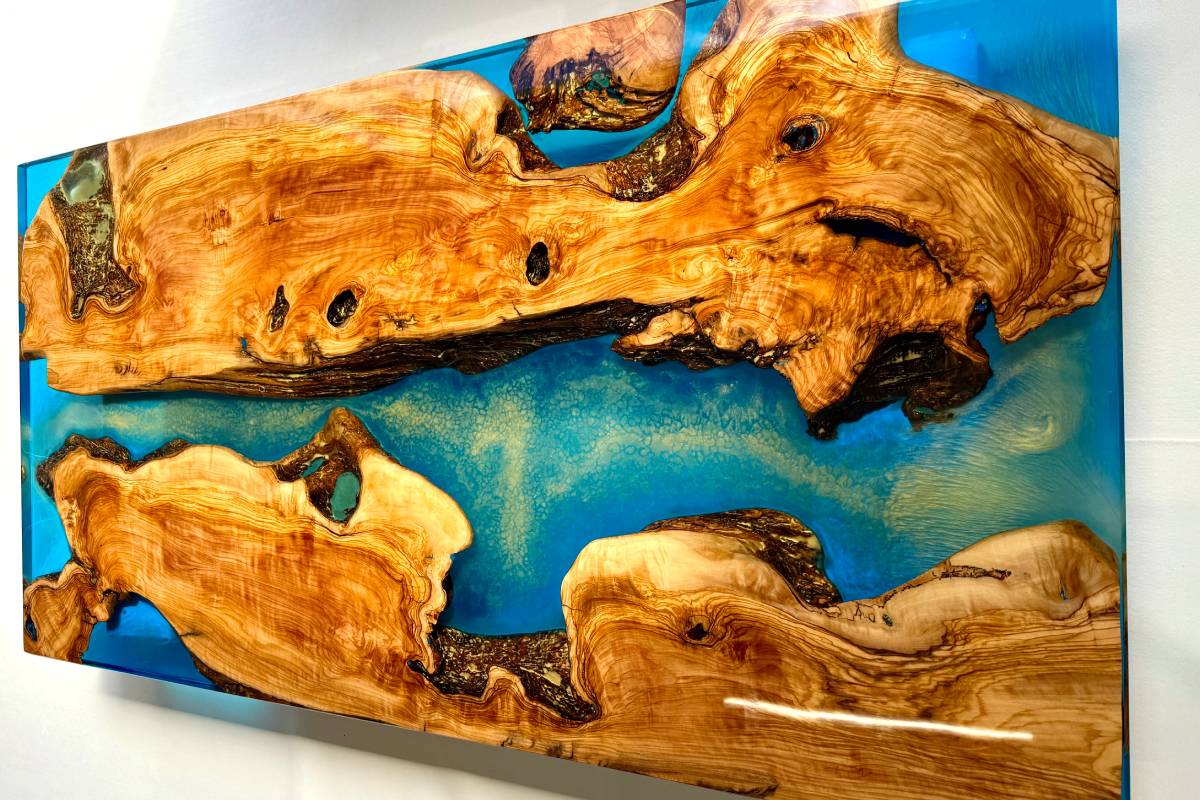 Tavolo con ulivo Salentino, design "effetto fiume"